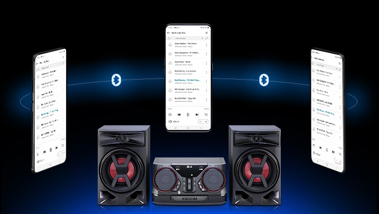 Un smartphone está sobre una LG XBOOM CK43N con otros dos smartphones flotando a su alrededor. Un logotipo de Bluetooth se muestra en bewteen smartphones.