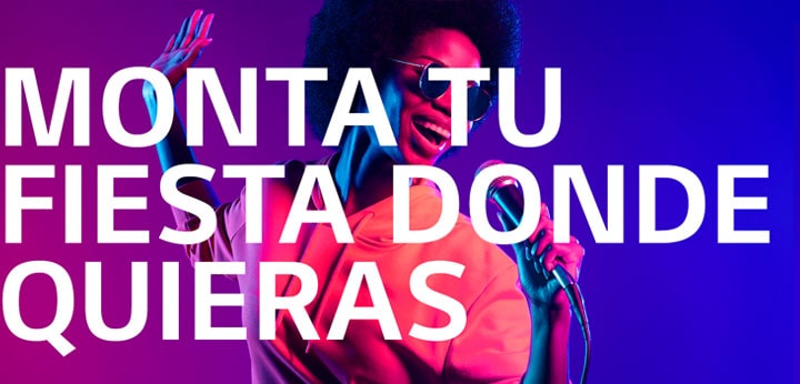 Una mujer cantando