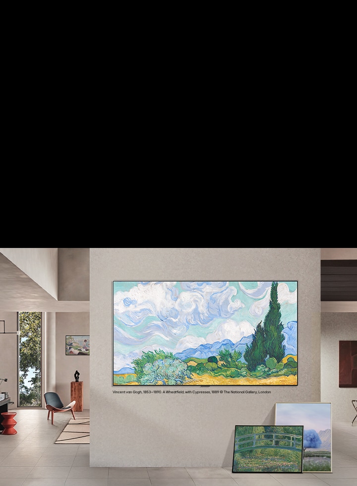 LG OLED evo AI W6 Wallpaper TV con galería LG + Contenido artístico diverso muestra una obra de paisaje de Vincent van Gogh en una pantalla de pared en un espacio de vivienda de estilo galería, acompañada de un lienzo y otras obras enmarcadas cercanas.