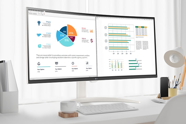 En la mesa hay un LG MyView Smart Monitor que muestra un documento en el que se está trabajando en Home Office. A la izquierda del monitor hay una taza y a la derecha un teléfono móvil.