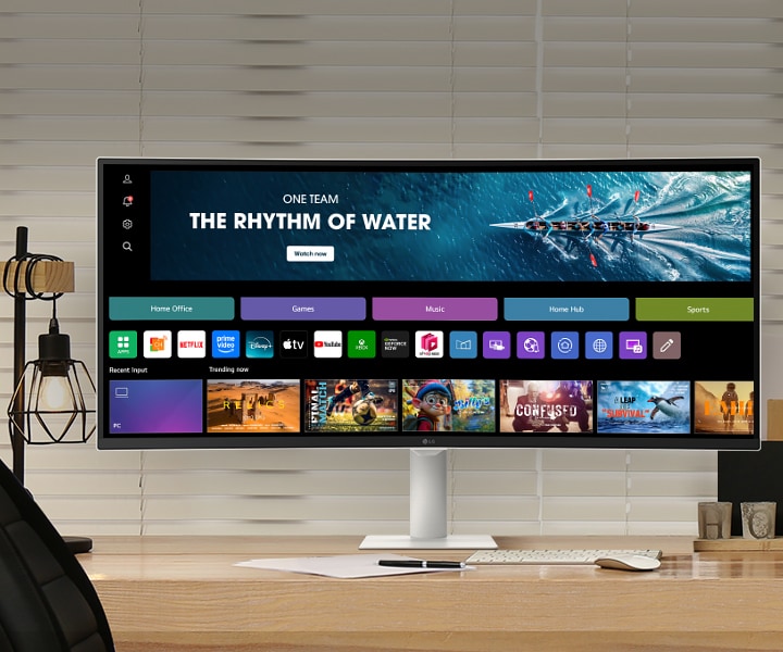 Un monitor en un entorno de oficina en casa que muestra tres casos de uso: transmisión de contenido de entretenimiento, trabajo profesional de diseño y programación, y una escena cinematográfica.