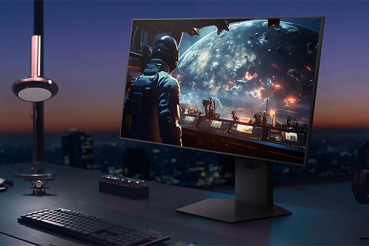 Vista frontal y trasera del monitor gaming UltraGear™ 32gx870a, mostrando en pantalla una escena de carreras futurista.