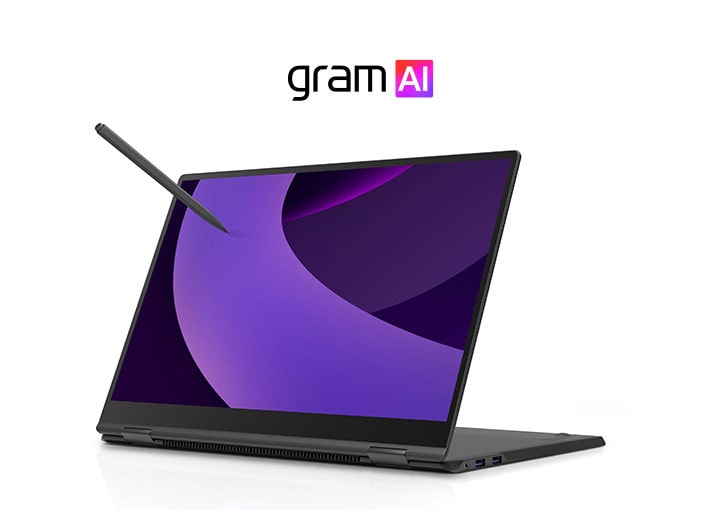 Esta imagen muestra un portátil convertible con una pantalla giratoria de 360 grados, colocada en modo de pie. La pantalla presenta un suave degradado, y un stylus pen digital se cierne sobre ella, lo que indica que la pantalla táctil admite la entrada del lápiz. El portátil lleva el logotipo de «gram AI» y en la esquina inferior derecha se puede ver el logotipo de los CES Innovation Awards 2025 Honoree