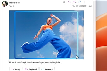 La imagen muestra la foto de una persona con ropa de colores naranja y azul brillante bajo un cielo despejado. Toda el área está seleccionada con el cursor del ratón y, al hacer clic en ‘Remove Background’, el fondo desaparece y solo queda la persona.