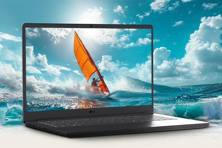 La imagen muestra un portátil que reproduce una escena de windsurf en el océano. Las olas brillantes y dinámicas parecen extenderse más allá de la pantalla, creando un efecto visual tridimensional que fusiona el contenido del display con el entorno de fondo.