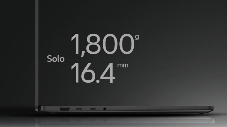 Esta imagen muestra una vista lateral en primer plano del portátil gram Book, destacando un peso de solo 1.800 gramos y un grosor de 16,4 mm en el modelo de 16 pulgadas.