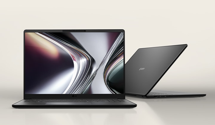 Esta imagen muestra dos portátiles LG gram Book sobre un fondo neutro claro; uno está abierto para mostrar la pantalla frontal y el otro está colocado en ángulo para destacar su perfil delgado y el diseño limpio de la parte trasera.