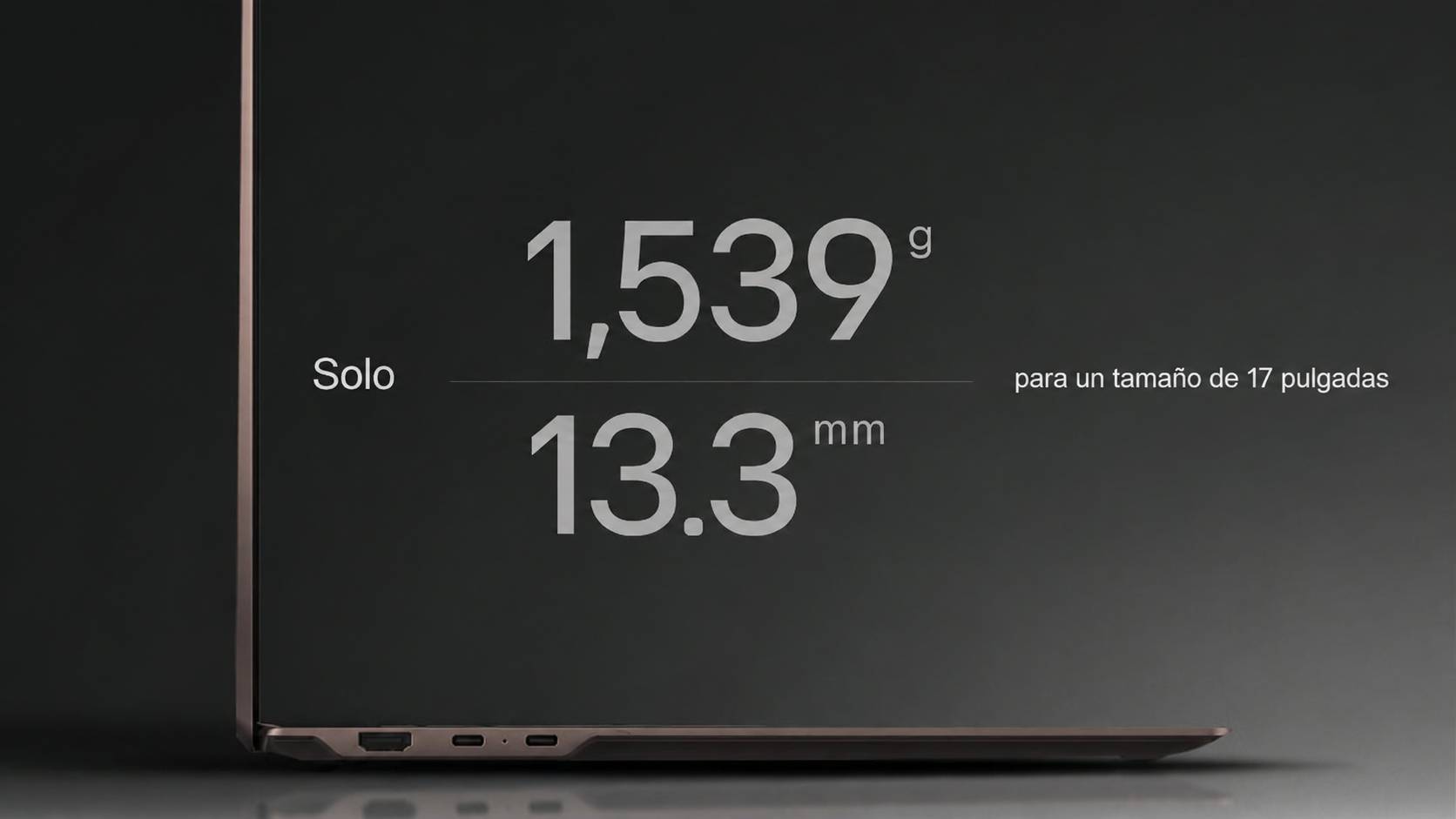 Esta imagen muestra una vista lateral en primer plano del portátil gram Pro de 17 pulgadas, destacando un peso de solo 1.539 gramos y un grosor de 13,3 mm para el formato de 17 pulgadas.
