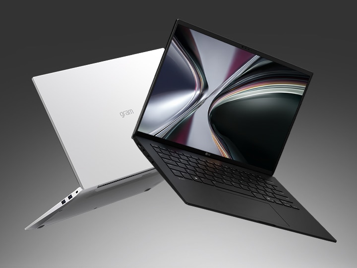 Esta imagen muestra dos portátiles LG gram AI 2026 ultraligeros sobre un fondo gris oscuro. Uno aparece en ángulo para destacar su diseño trasero delgado y compacto, mientras que el otro está abierto, resaltando su construcción fina y ligera.