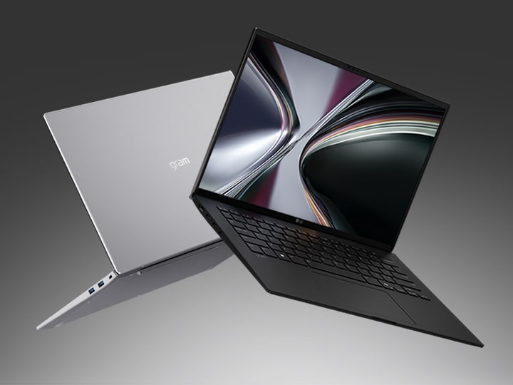 Esta imagen muestra dos portátiles LG gram AI 2026 ultraligeros sobre un fondo gris oscuro. Uno aparece en ángulo para destacar su diseño trasero delgado y compacto, mientras que el otro está abierto, resaltando su construcción fina y ligera.