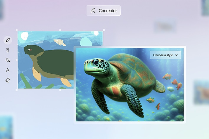 Esta imagen muestra la función "Cocreator" con dos paneles. El panel izquierdo exhibe una ilustración simple de una tortuga, mientras que el panel derecho presenta una representación realista y estilizada de una tortuga marina nadando bajo el agua junto a peces vibrantes. En el panel realista, aparece un menú desplegable etiquetado como "Elegir un estilo", lo que indica una herramienta de transformación de estilo asistida por AI.