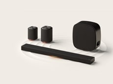 Conjunto LG Sound Suite con una Barra de Sonido negra, un par de altavoces y un altavoz de graves conectados de forma inalámbrica.