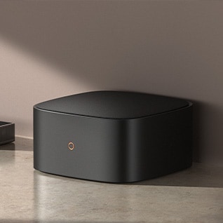 Altavoz de graves inalámbrico LG W7 en negro mate, ligeramente inclinado para ofrecer un sonido más profundo y envolvente.