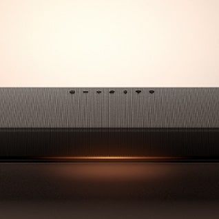  Vista frontal de un delgado Dolby Atmos Sound Suite H7 para un sistema de sonido estéreo doméstico envolvente.