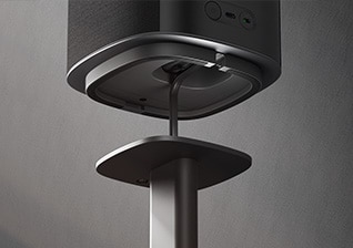 Vista inferior de un altavoz inalámbrico LG en la que se destaca la base resistente y la conexión del soporte.