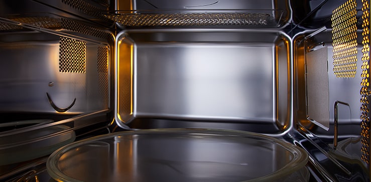 La cavité intérieure avec de l'acier inoxydable du four à micro-ondes encastrable.