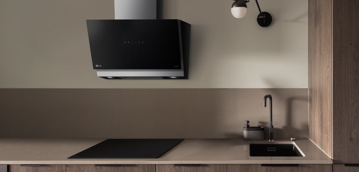 Image de la plaque à induction et de la hotte LG installées dans la cuisine.