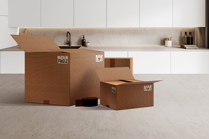 Image de boîtes en carton sur la table de la cuisine.