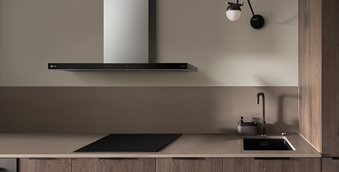 Image de la plaque à induction et de la hotte LG installées dans la cuisine.