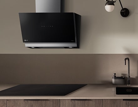 Image de la plaque à induction et de la hotte LG installées dans la cuisine.