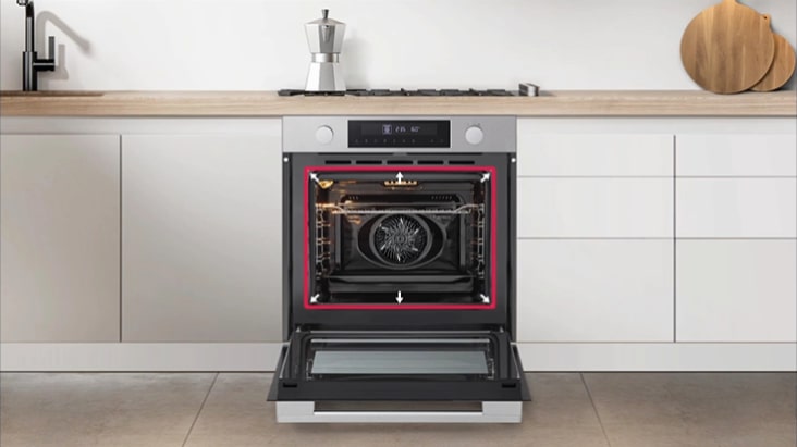 Four LG encastré en acier inoxydable, porte ouverte montrant l'intérieur, et grande capacité.