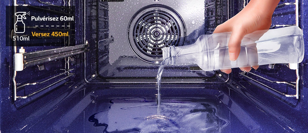 Image de l'écoulement de l'eau restante du nébuliseur sur la fond du four.
