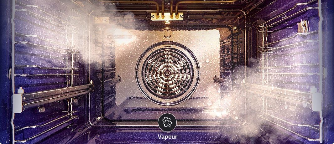 Cette image montre de la vapeur qui est pulvérisée depuis l'intérieur du four.