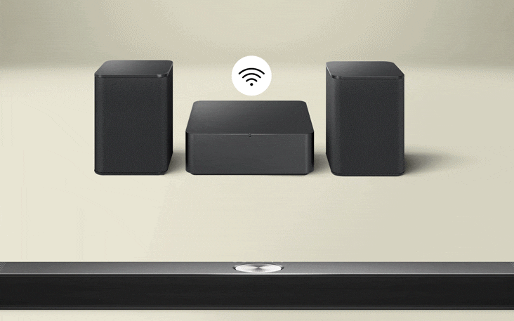 Les enceintes arrières et la boite de connectivité sans fil sont en face de la LG Soundbar avec des courbes bleues illustrant la connectivité entre le boîtier et la barre de son. Un symbole de connectivité noir et blanc est au-dessus de la boite de connectivité sans fil. La boîte disparaît ensuite et les courbes bleues illustrant la connectivité rebondissent entre l'enceinte arrière gauche et la barre de son. Le symbole de connectivité noir et blanc se trouve désormais au-dessus de l’enceinte arrière.