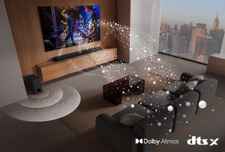 La LG Soundbar, la LG TV, et le caisson de basse sont dans le séjour d’un gratte-ciel, diffusant un concert. Des ondes sonores blanches composées de gouttelettes jaillissent de la barre de son, formant une boucle autour du canapé. Caisson de basse créant un effet sonore depuis la base. Logo Dolby Atmos Logo DTS X