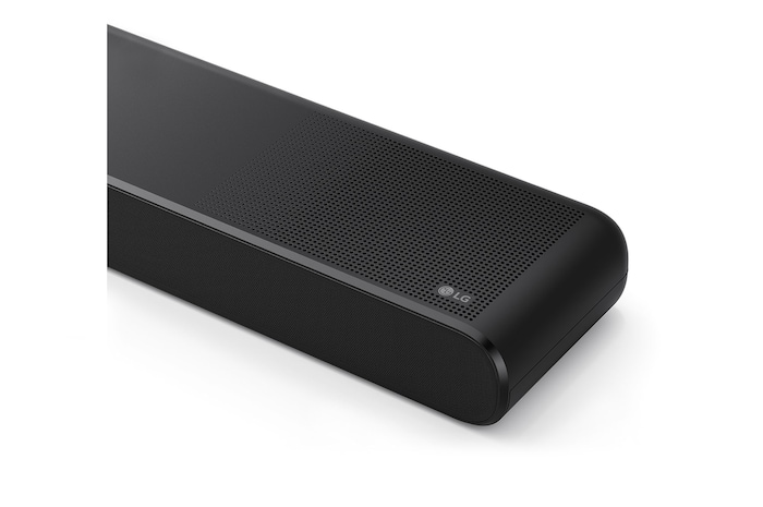 Vue inclinée du dessus du coin latéral de la LG Soundbar S77TY