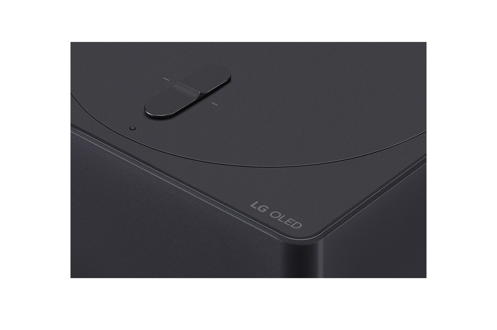 Gros plan légèrement incliné du boîtier Zero Connect Box avec le logo LG OLED sur le bord