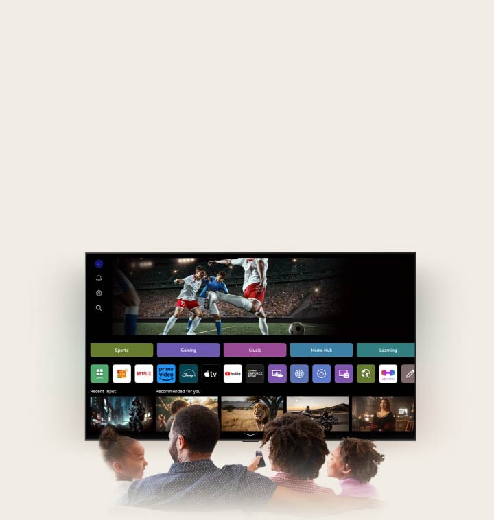 Une famille de quatre personnes est réunie autour d’une LG AI TV. Un cercle apparaît autour de la personne qui tient la télécommande, montrant son nom. Cela montre comment AI Voice ID reconnaît la signature vocale de chaque utilisateur. L’interface webOS montre ensuite comment l’IA change de compte automatiquement et recommande du contenu personnalisé.