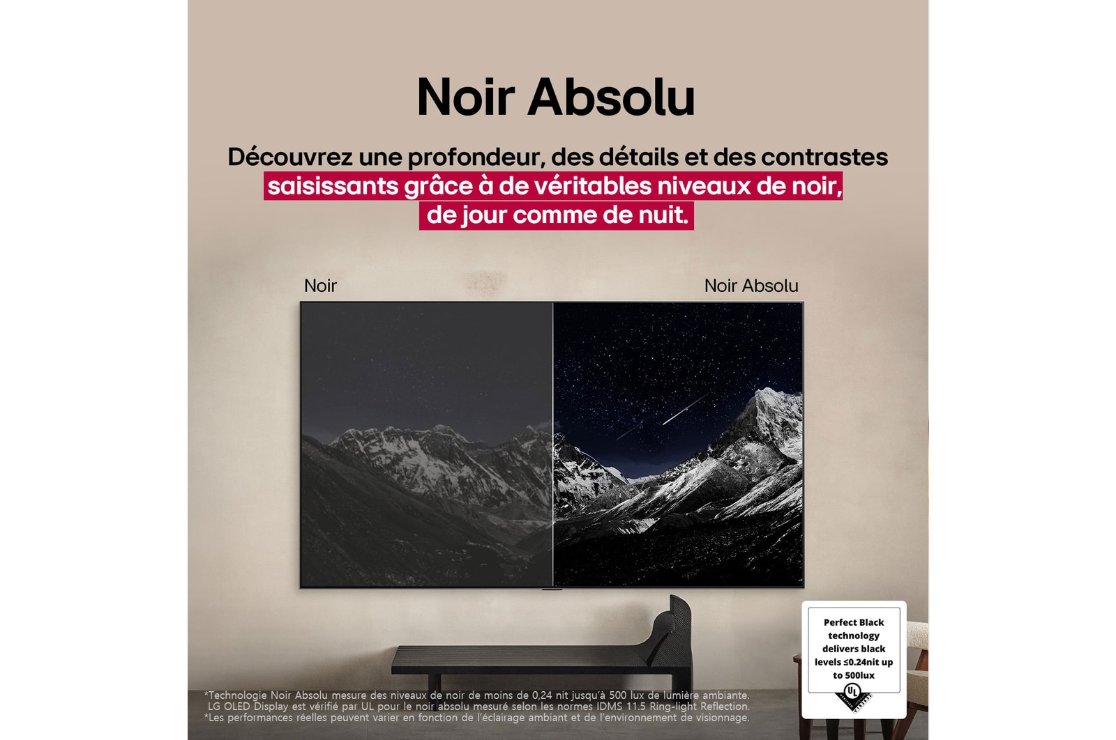 Espace salon avec une LG OLED TV à fixation murale. Sur la TV se trouve une chaîne de montagnes face à un ciel sombre et nocturne rempli d’étoiles. Cette scène est divisée en deux. Un côté montre une version plus terne et plus grise du paysage étiquetée, écran sans Noir parfait. De l’autre côté se trouve une image plus agréable avec une gamme dynamique élargie de noirs et de blancs. L’écran est étiqueté Noir parfait. La certification du logo est également visible, la technologie Noir parfait offre des niveaux de noir inférieurs ou égaux à 0,24 nit et jusqu’à 500 lux. 