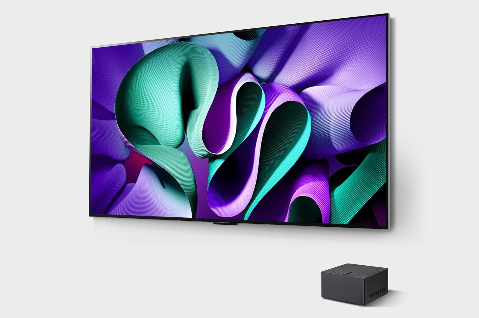 Vue latérale orientée vers la gauche de la TV LG OLED evo, OLED M4 sur le mur et d’un boîtier Zero Connect placé sous la TV