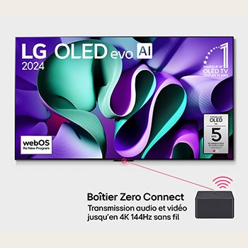 Vue de face avec une TV LG OLED evo AI, OLED M4, emblème OLED numéro 1 dans le monde pendant 11 ans, logo du programme webOS Re:New et boîtier Zero Connect avec transfert audio et vidéo sans fil 4K 144 Hz connecté à une TV, et un signal WiFi émis par le boîtier.