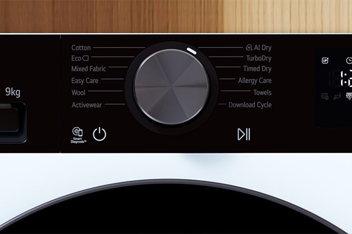 Une vidéo montrant un sèche-linge LG fonctionnant dans un intérieur au thème bois tout en présentant la fonction AI Dry.