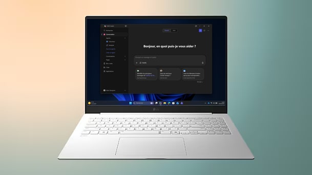 Cette image montre un ordinateur portable affichant un écran Windows 11 clair sur un arrière-plan dégradé avec le texte « Améliorez votre efficacité ».