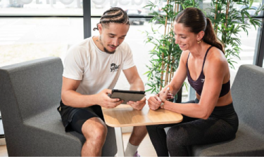Deux étudiants qui discutent sur une tablette
