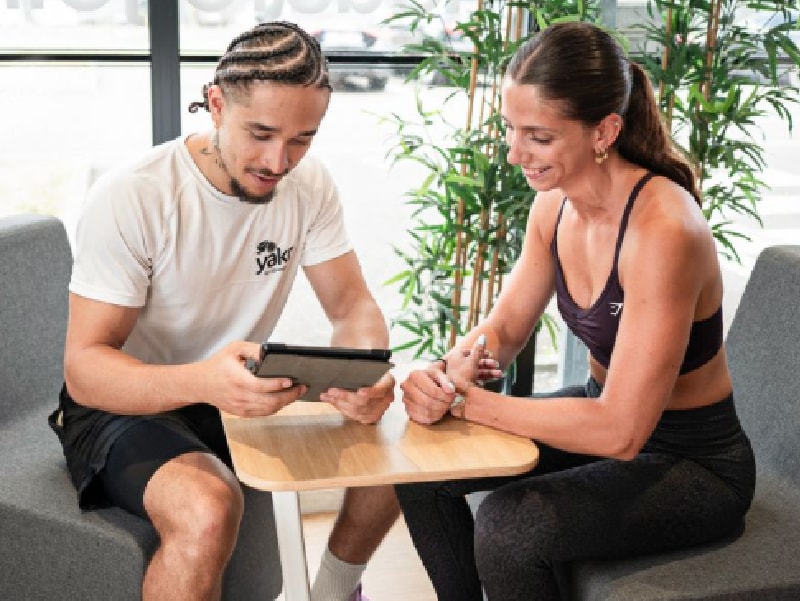 Deux étudiants qui discutent sur une tablette