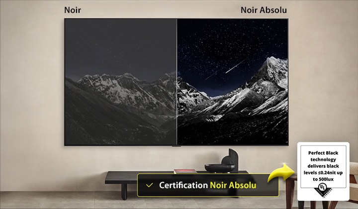 Espace salon avec une LG OLED TV à fixation murale. Sur la TV se trouve une chaîne de montagnes face à un ciel sombre et nocturne rempli d’étoiles. Cette scène est divisée en deux. Un côté montre une version plus terne et plus grise du paysage étiquetée, écran Mat. De l’autre côté se trouve une image plus agréable avec une gamme dynamique élargie de noirs et de blancs. L’écran est étiqueté Noir Absolu. La certification du logo est également visible, mesure des niveaux de noir de 0,24 nit jusqu’à 500 lux de lumière ambiante. Une bulle de texte est à côté, qui dit : vérifiez le logo de certification Noir Absolu. 