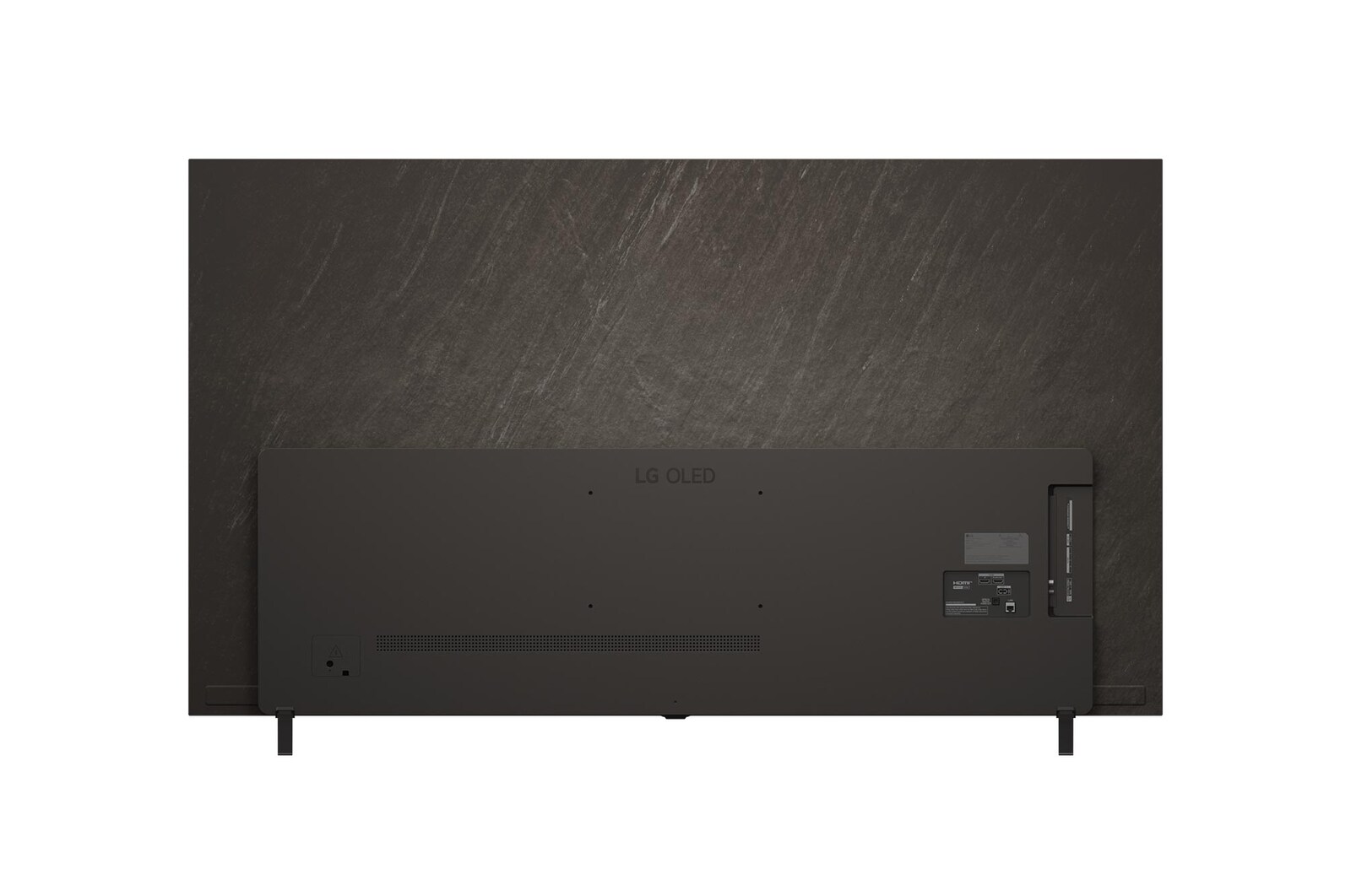 Gros plan d’un écran de LG OLED TV montrant le fonctionnement de la recherche par IA, AI Search. Une petite fenêtre de chat est ouverte, montrant comment l’utilisateur a demandé les jeux de sport disponibles. La recherche par IA a répondu par chat et en montrant des vignettes des contenus disponibles. On voit aussi une invite à faire une demande à Microsoft Copilot.