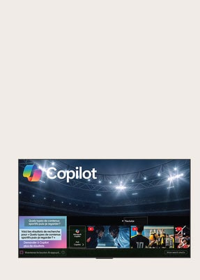 Gros plan d’un écran de LG OLED TV montrant le fonctionnement de la recherche par IA, AI Search. Une petite fenêtre de chat est ouverte, montrant comment l’utilisateur a demandé les jeux de sport disponibles. La recherche par IA a répondu par chat et en montrant des vignettes des contenus disponibles. On voit aussi une invite à faire une demande à Microsoft Copilot.