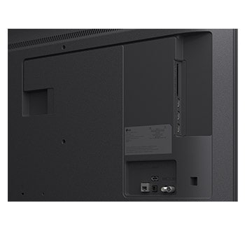 Gros plan d’une LG TV montrant le fonctionnement de la recherche par IA, AI Search. Une petite fenêtre de chat est ouverte, montrant comment l’utilisateur a demandé les jeux de sport disponibles. La recherche par IA a répondu par chat et en montrant des vignettes des contenus disponibles. On voit aussi une invite à faire une demande à Microsoft Copilot. 