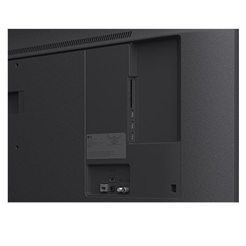 Gros plan d’une LG TV montrant le fonctionnement de la recherche par IA, AI Search. Une petite fenêtre de chat est ouverte, montrant comment l’utilisateur a demandé les jeux de sport disponibles. La recherche par IA a répondu par chat et en montrant des vignettes des contenus disponibles. On voit aussi une invite à faire une demande à Microsoft Copilot. 