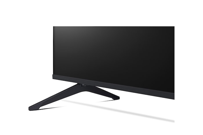 Gros plan d’une LG TV montrant le fonctionnement de la recherche par IA, AI Search. Une petite fenêtre de chat est ouverte, montrant comment l’utilisateur a demandé les jeux de sport disponibles. La recherche par IA a répondu par chat et en montrant des vignettes des contenus disponibles. On voit aussi une invite à faire une demande à Microsoft Copilot. 