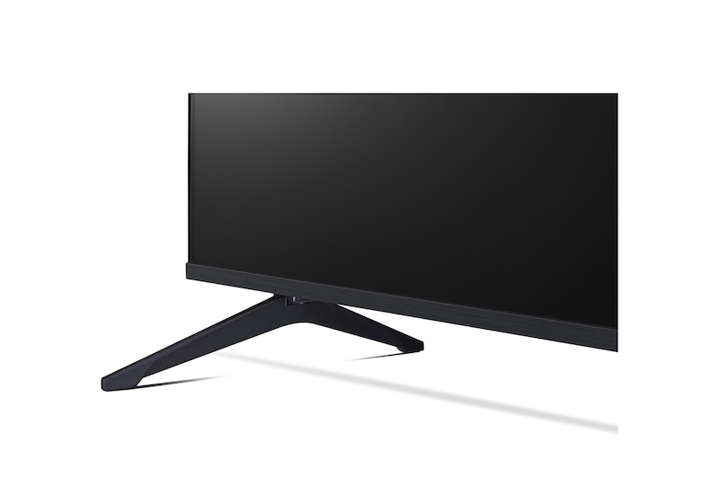 Gros plan d’une LG TV montrant le fonctionnement de la recherche par IA, AI Search. Une petite fenêtre de chat est ouverte, montrant comment l’utilisateur a demandé les jeux de sport disponibles. La recherche par IA a répondu par chat et en montrant des vignettes des contenus disponibles. On voit aussi une invite à faire une demande à Microsoft Copilot.