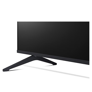 Gros plan d’une LG TV montrant le fonctionnement de la recherche par IA, AI Search. Une petite fenêtre de chat est ouverte, montrant comment l’utilisateur a demandé les jeux de sport disponibles. La recherche par IA a répondu par chat et en montrant des vignettes des contenus disponibles. On voit aussi une invite à faire une demande à Microsoft Copilot. 