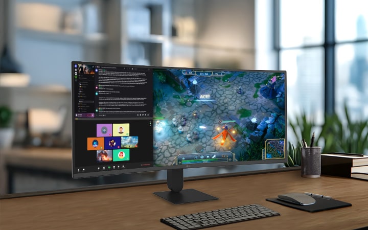 Moniteur incurvé LG UltraWide sur un bureau moderne, affichant des jeux immersifs à la première personne sur un grand écran incurvé, ainsi qu’une interface multitâche, offrant des visuels étendus, un gameplay fluide et une productivité accrue grâce à une configuration d’espace de travail à domicile.