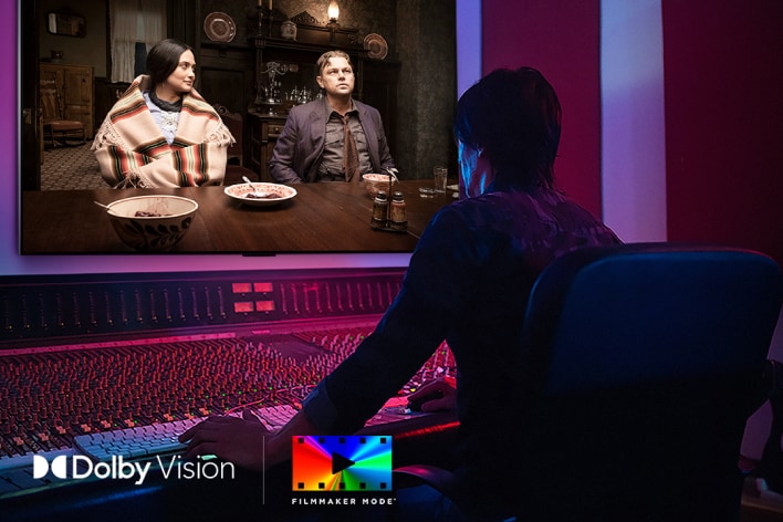 Un réalisateur face à un panneau de contrôle en train d’éditer le film « Killers of the Flower Moon » sur une LG OLED TV. En bas à gauche, on voit le logo Dolby Vision et le logo FILMMAKER MODE.