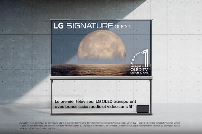 Vue avant de la LG SIGNATURE OLED T, emblème de la marque de TV OLED numéro 1 dans le monde depuis 12 ans, logo LG SIGNATURE OLED T, tous deux intégrés au-dessus de l’arrière-plan représentant une lune au-dessus de la rive sur un écran transparent. Boîtier Zero Connect avec transmission audio et vidéo sans fil jusqu'en 4K 120 Hz connecté à la TV, et un signal WiFi sortant du boîtier.